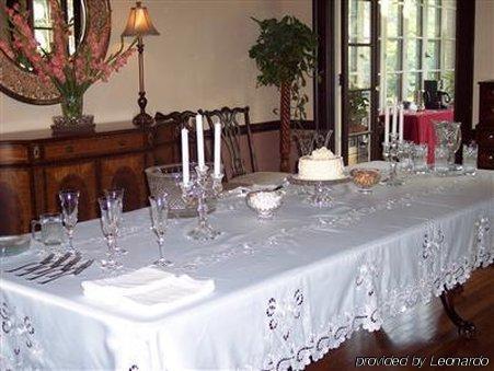 Robinwood Bed And Breakfast Литъл Рок Ресторант снимка